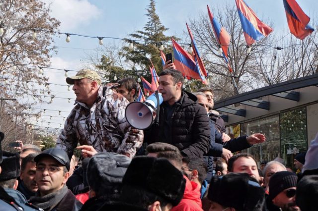 В Ереване участники митинга двинулись к резиденции президента