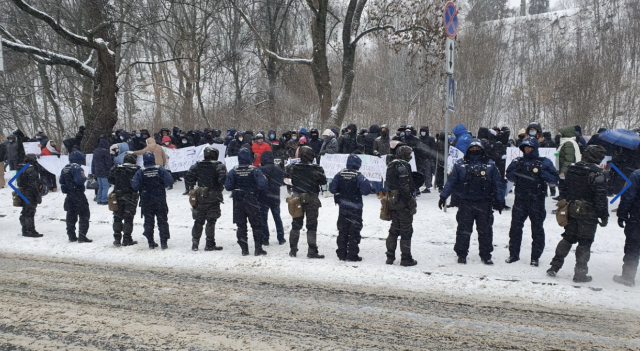 Журналисты закрытых Зеленским каналов проводят акцию протеста против ограничения свободы слова в стране