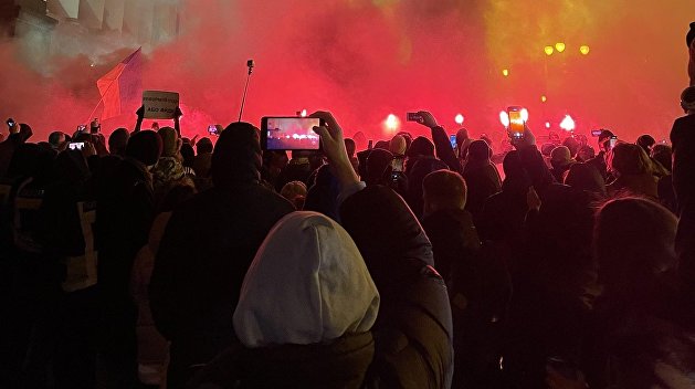 Жаркий вечер под Офисом Зеленского