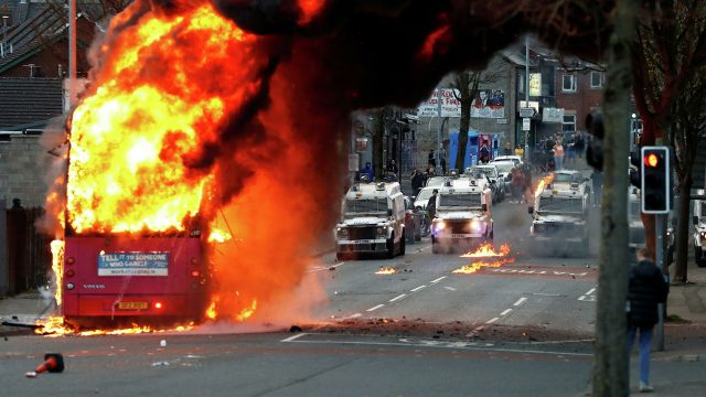 Британия вводит армию в Северную Ирландию на фоне беспорядков