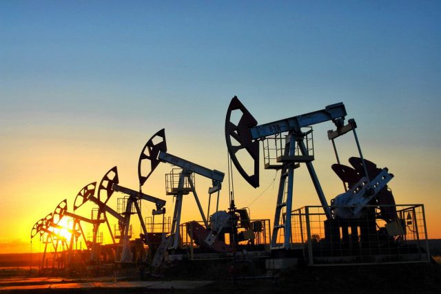 Bloomberg спрогнозировал рост цен на нефть из-за сокращения запасов