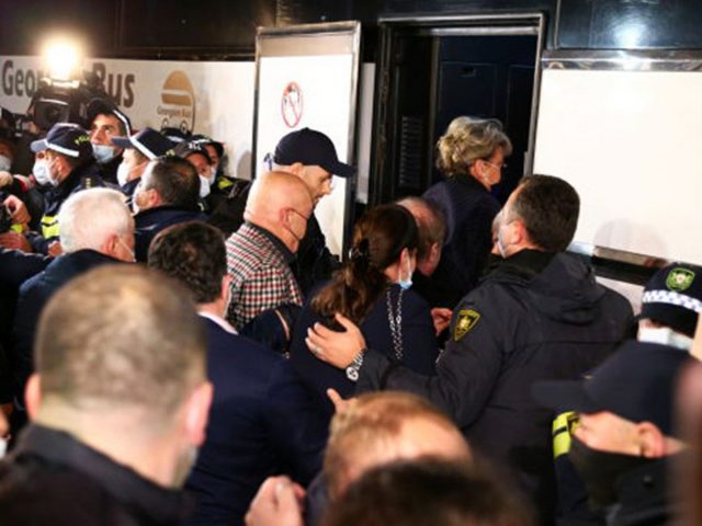 Политолог из Грузии объяснил, почему люди набросились на Познера в Тбилиси