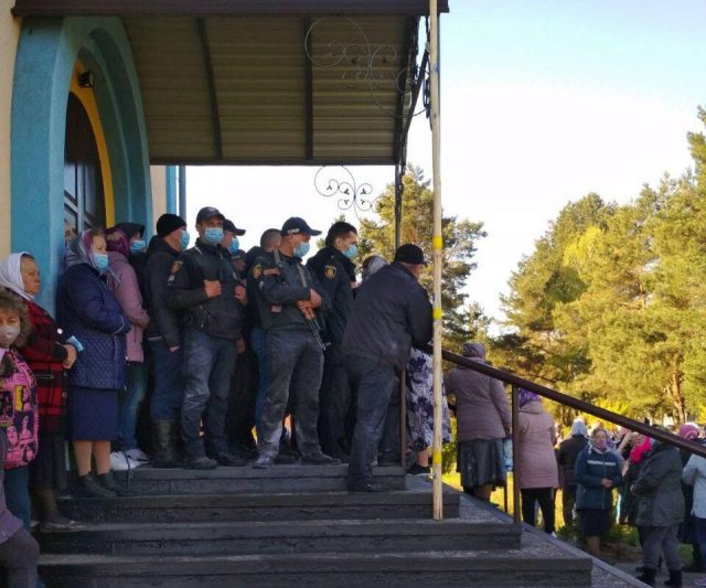 Во время захвата храма УПЦ в Ровенской области пострадали десять человек