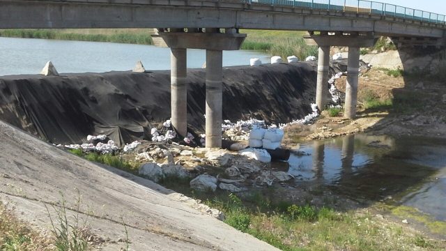 Дамба в Херсонской области разрушается, пропуская днепровскую воду в Северо-Крымский канал