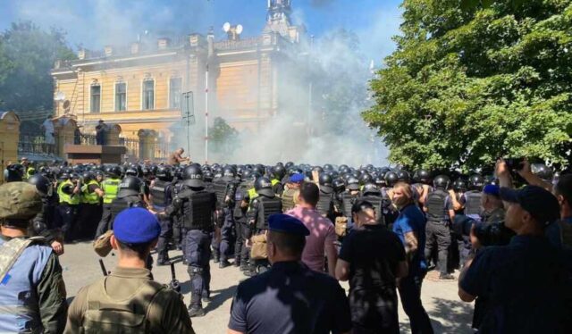 СМИ: в ходе столкновений с радикалами пострадали восемь полицейских
