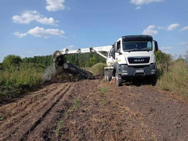 Украинские пограничники начали копать рвы на границе с Россией