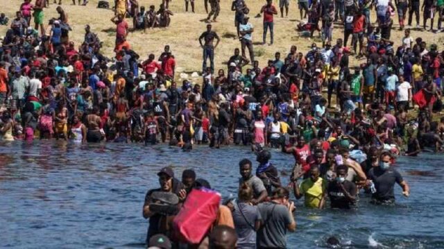 Владимир Карасёв: Байден впустил в США тысячи мигрантов из Гаити