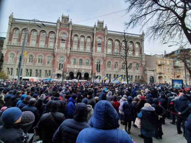 Протестующие обвинили Нацбанк Украины в посредничестве наркодельцам