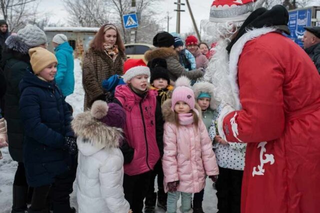 Новый год в прифронтовой зоне: волонтёры привезли подарки донецким детям