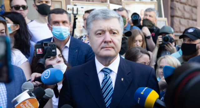 "Напомнить Байдену о себе": Порошенко имеет лишь один шанс избежать тюрьмы в Украине