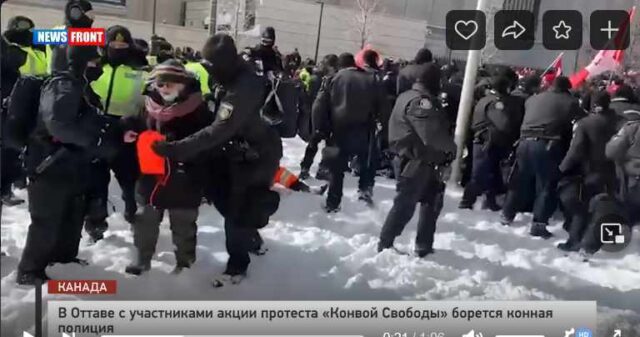 В Оттаве с участниками акции протеста «Конвой Свободы» борется конная полиция