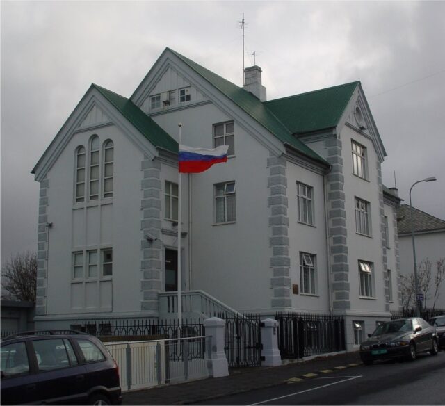 Посольство РФ в Исландии подверглось нападению