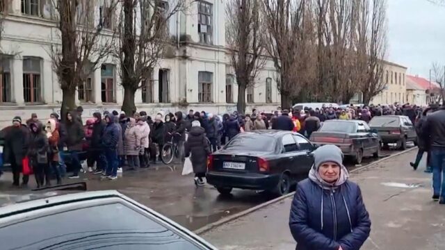 В Мариуполе люди требуют от нацистов выпустить их из города, а потом уже его «защищать»