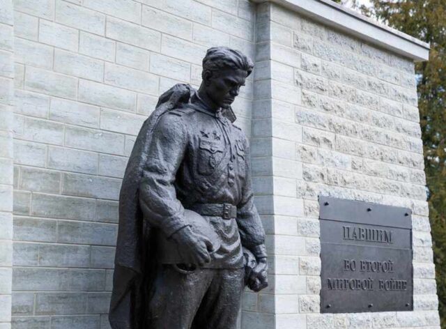 В Эстонии вандалы осквернили памятник «Бронзовому солдату»