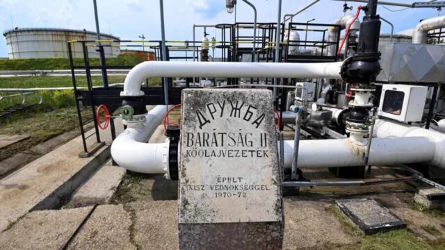 Венгрия довела Европу до половинчатого эмбарго на российскую нефть
