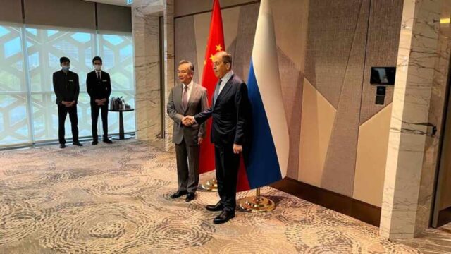 Глава МИД Китая снял маску, входя в зал для переговоров с Сергеем Лавровым