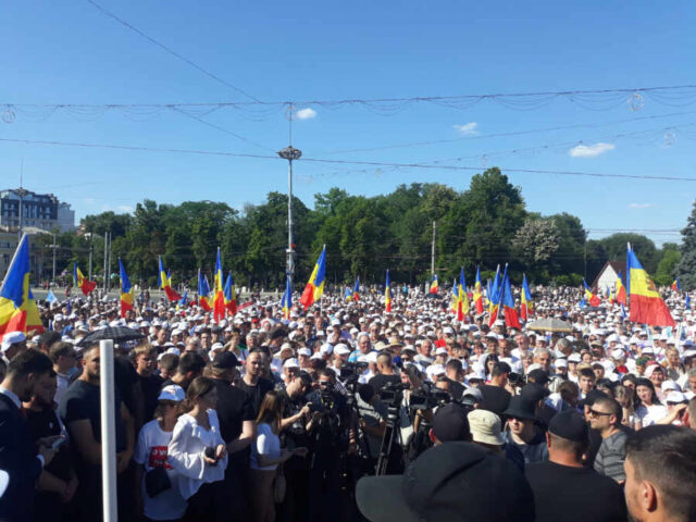 «Майя Санду, в отставку!». В Кишинёве на акцию протеста вышло более 1 тысячи человек