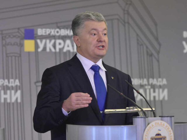 Экс-президент Украины Порошенко был замечен в аэропорту с алкоголем