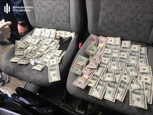 55 тысяч долларов в день зарабатывали украинские чиновники на продаже пропусков в РФ