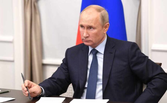 Путин подписал закон об упрощенном получении гражданства для контрактников-иностранцев