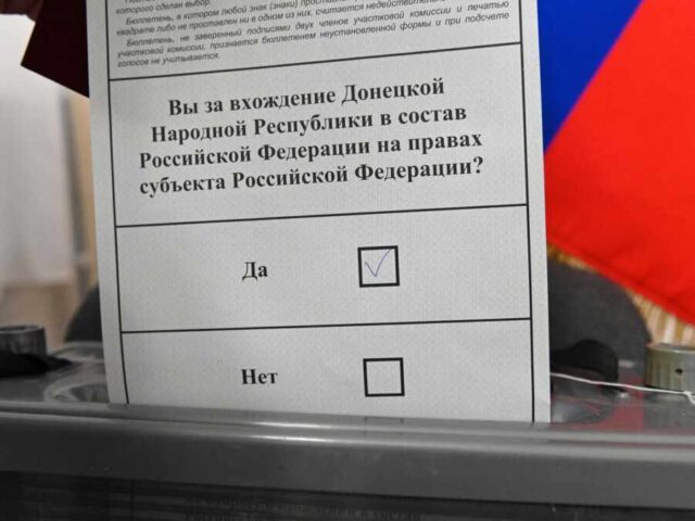 Жители Донецка останавливают выездные комиссии на улице, чтобы отдать свой голос