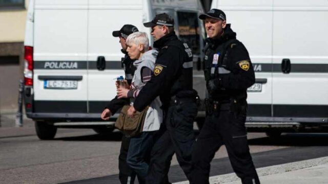 Полиция Латвии задержала протестующих против сноса памятников советским воинам в Даугавпилсе