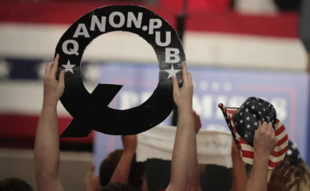 Почти половина населения Америки верит в теорию заговора QAnon – соцопрос