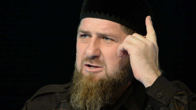 "Вижу, сгинешь ты в неволе, жизнь позорную влача…". Кадыров обратился к Зеленскому в стихах