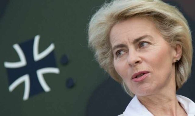 Урсула фон дер Ляйен пытается лечить на публике свои скрытые психологические травмы