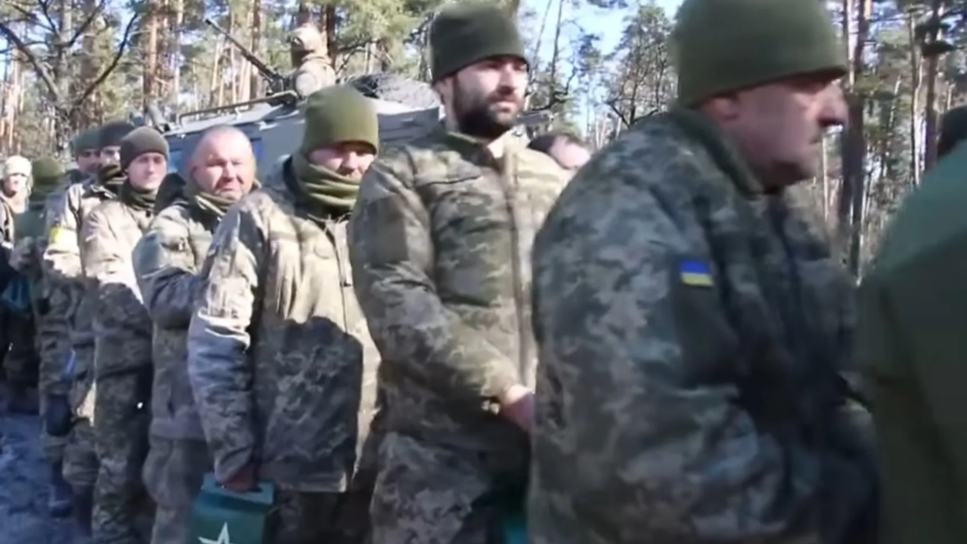 Украинец попал в плен. Украинец попал в плен. Сдача в плен всу в мариуполе. Допрос пленных российских военнослужащих. Солдаты донбасса.