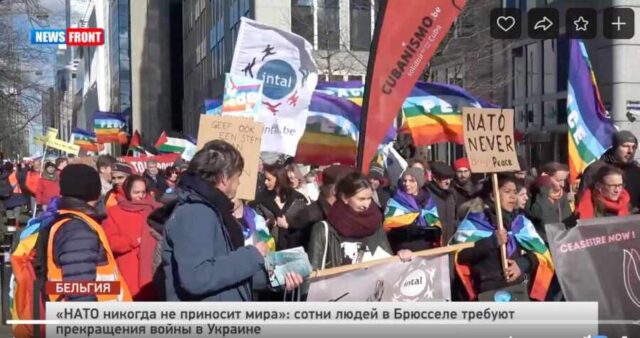 «НАТО никогда не приносит мира»: сотни людей в Брюсселе требуют прекращения войны в Украине