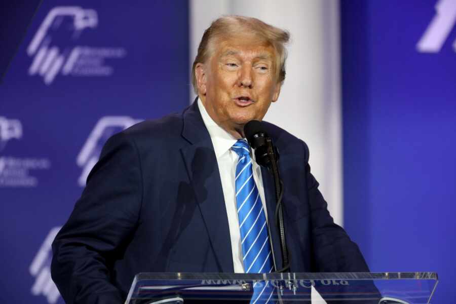 Можно ли разговаривать ночью. Человек говорящий во сне. Говорить во сне причины. Афоризмы про сон. Человек говорящий во сне.