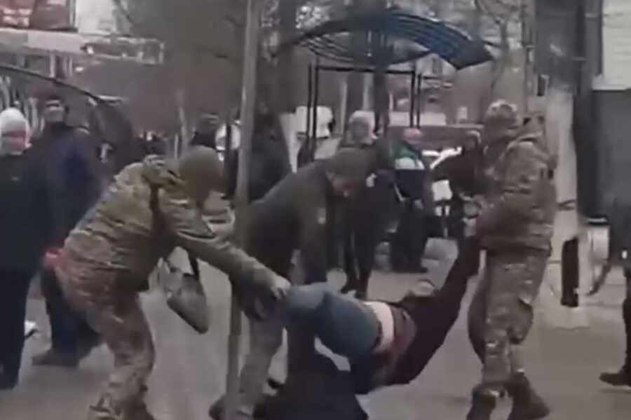 В Одессе военкомы ловят уклонистов в трамваях и автобусах