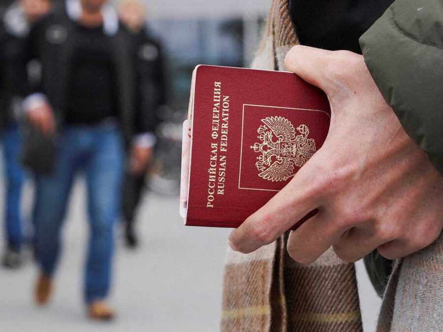 Власти Латвии на участках для голосования изымают документы у россиян