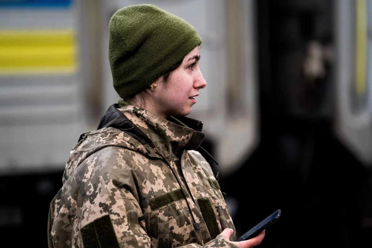 Чем «гарных дивок» заманивают в ВСУ