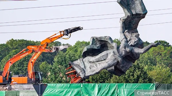 Чтобы оскорбить Россию в Латвии собрались топтать ногами память о советских воинах