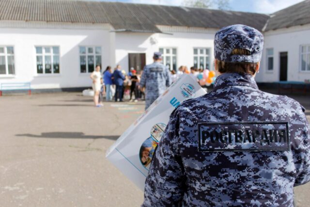 Детский реабилитационный центр посетили с подарками росгвардейцы в Херсонской области