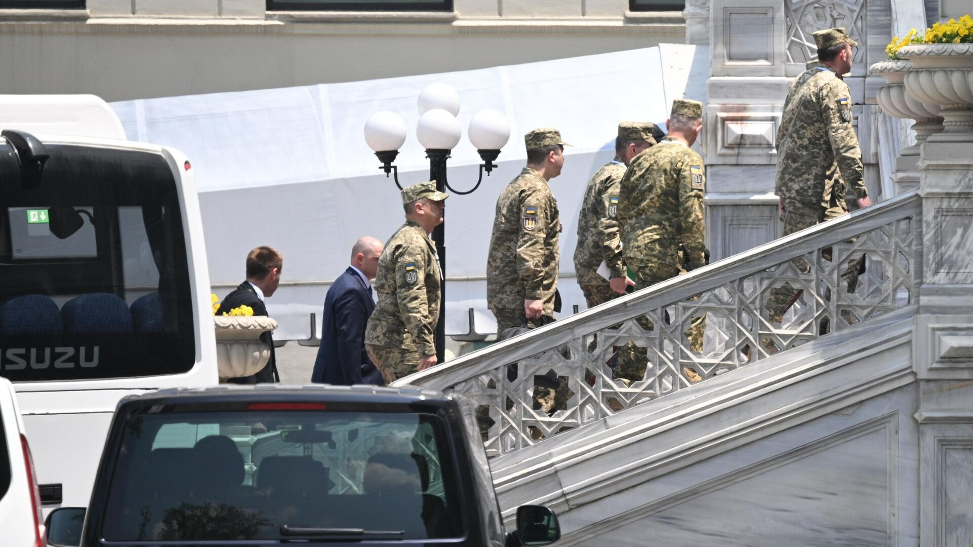 Как сделать невменяемого украинского переговорщика более чутким к предложениям России