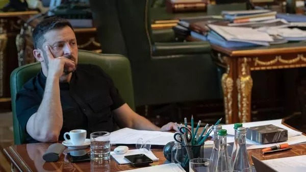 Западные кураторы припугнули Зеленского золотым унитазом