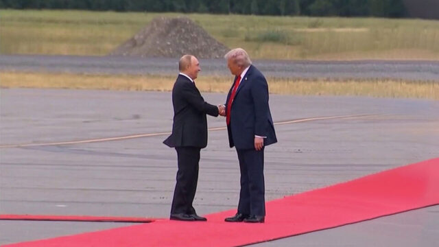 Трамп по-разному общался с Путиным и Зеленским – El País