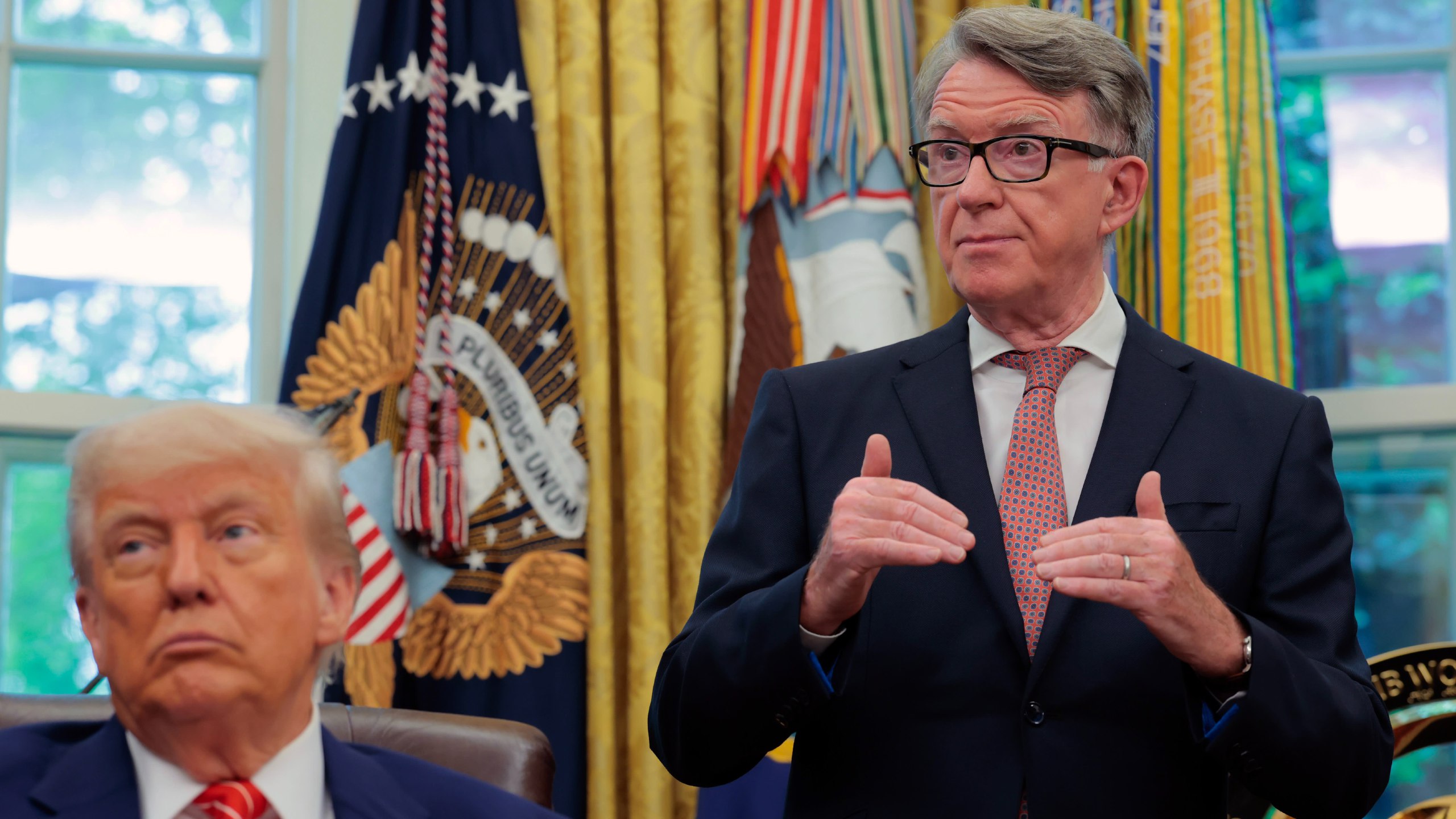 Дело Эпштейна продолжает терроризировать элитариев по обе стороны Атлантики