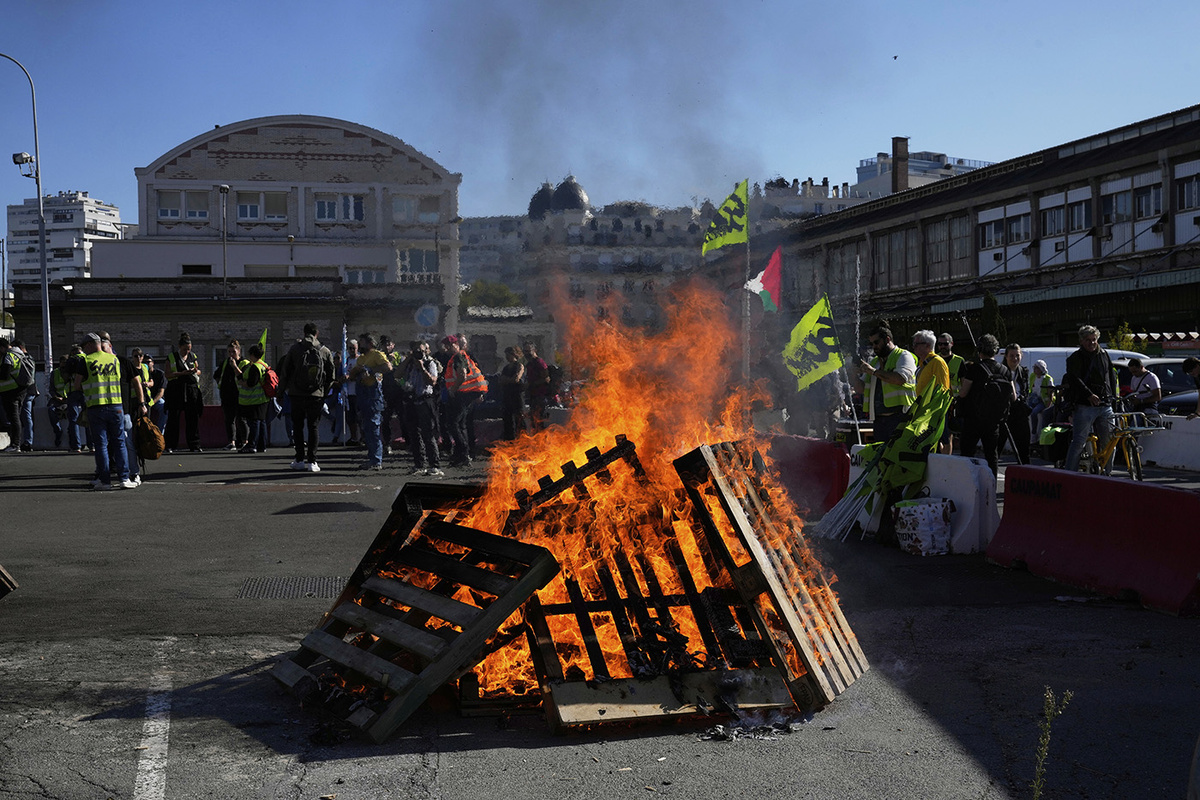 Положение Макрона выглядит все менее устойчивым