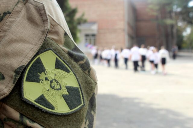 Росгвардейцы в Херсонской области поздравили школьников с Днем знаний