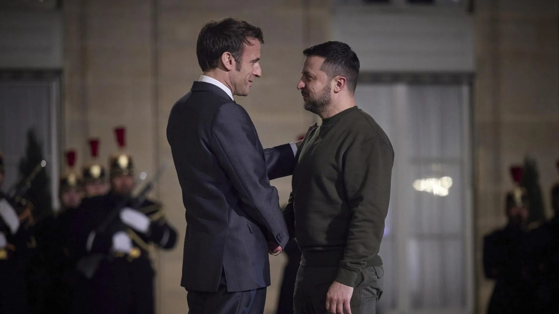 Зачем Макрон хочет ввести на Украину символический военный контингент