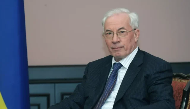 Украине надо освободиться от «западного ярма» – Азаров