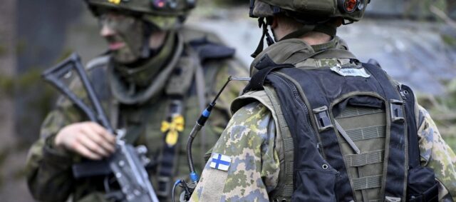 Финляндия и Великобритания проводят учения у границы с Россией