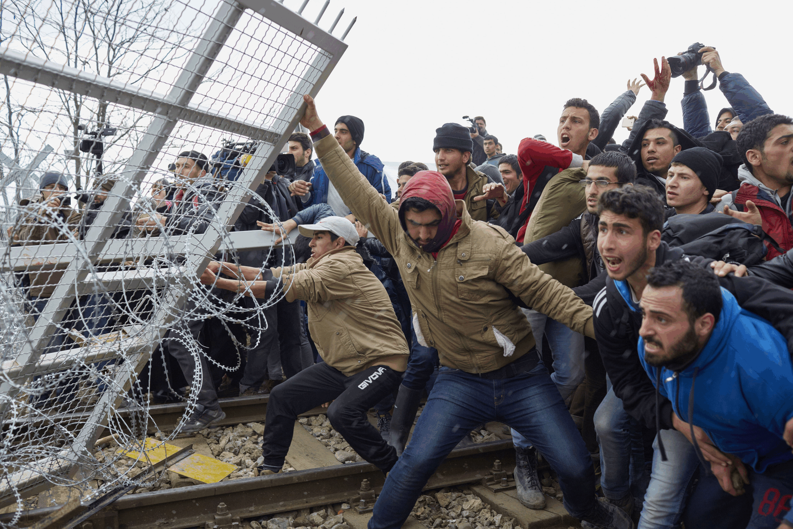 «Если тебе не нравится — уезжай»: Европа слышит фразу, которой боялась десять лет