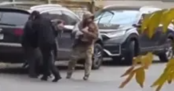 Киевского учителя «бусифицировали» во время школьного урока