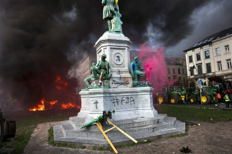 Тяжелый день для европейской партии войны