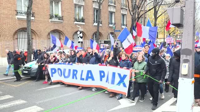 В Париже прошел «марш мира» против участия Франции в украинском конфликте